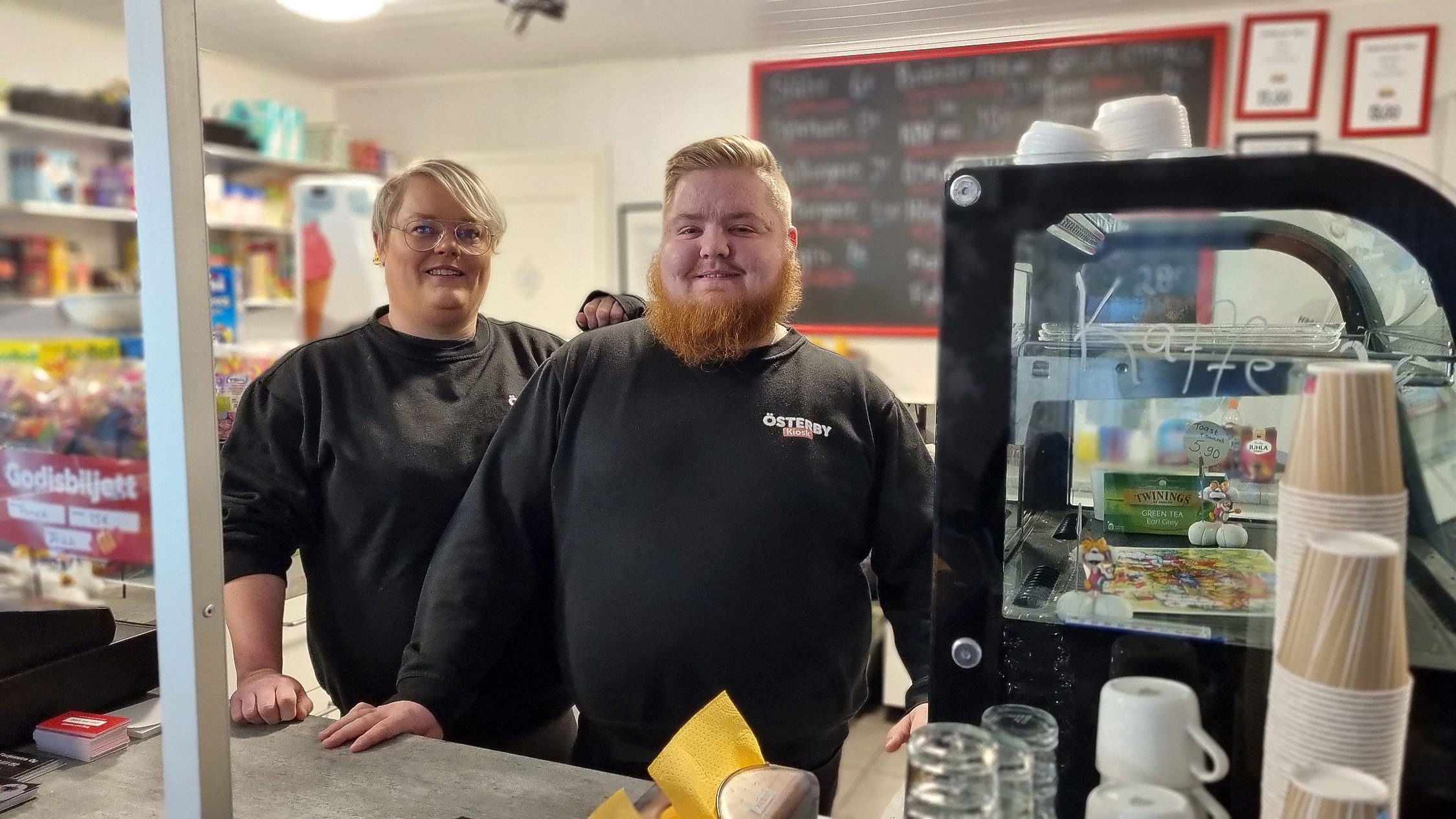Pamela Lundström och Alex "Acke" Sjöberg har skött kiosken i flera år.