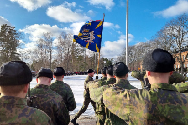 Nylands brigads fana anländer.
