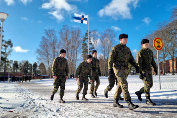 Mätta och belåtna? Beväringar korsar flaggplanen på väg från matsalen.