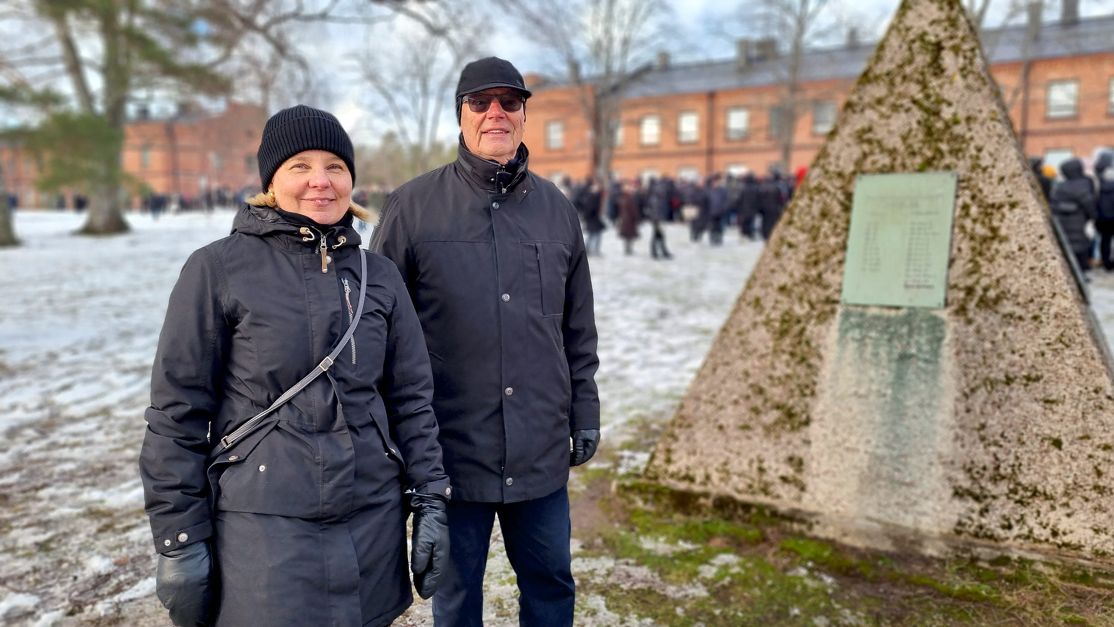 Soile Gyllenbögel och Timo Lemola besökte brigaden för att träffa blivande jägare Cedric Gyllenbögel.