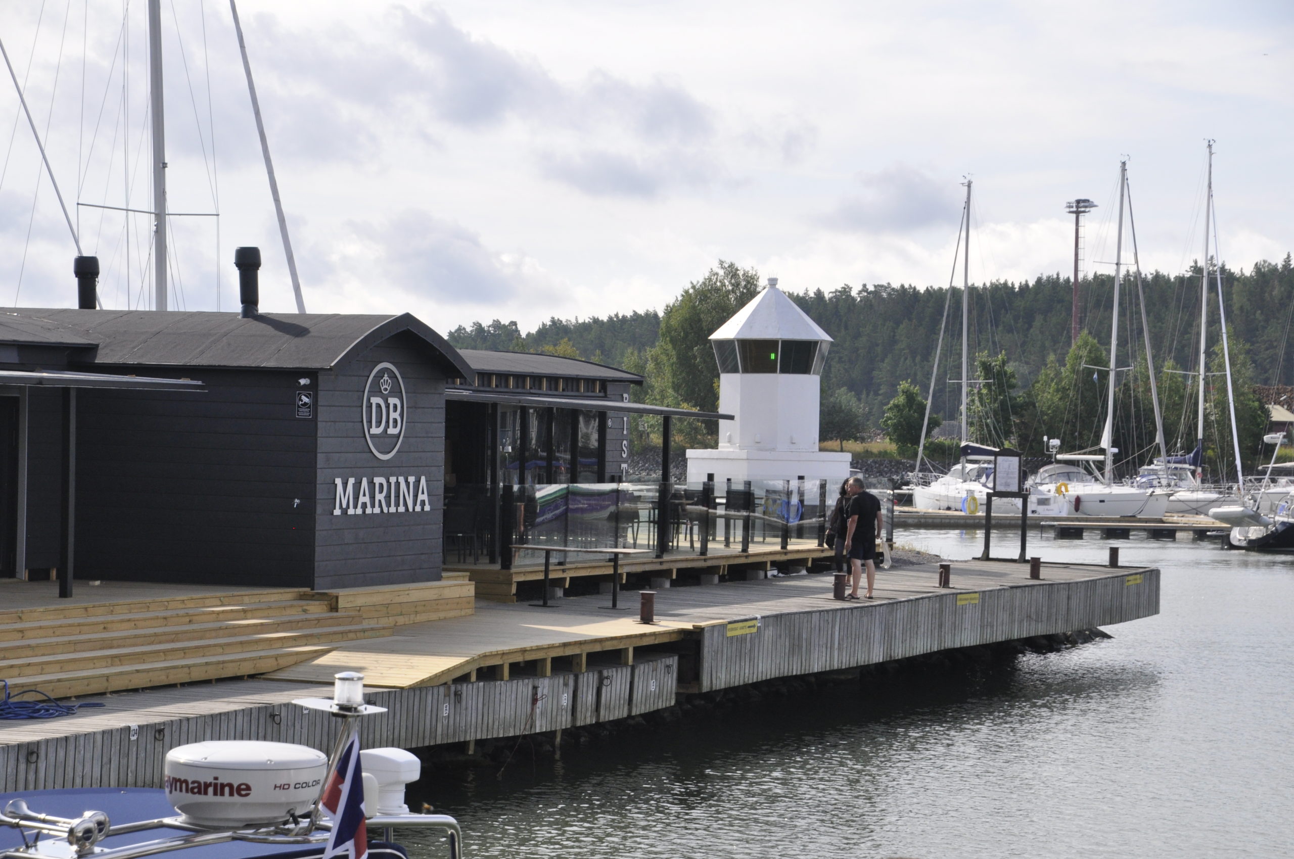 pir med en gammal fyr och en sommarrestaurang