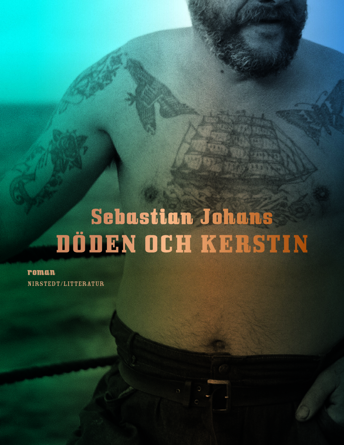Tatuerad man på en bokpärm.