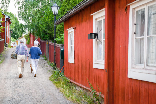 Pensionärer promenerar i Gamla stan i Ekenäs.