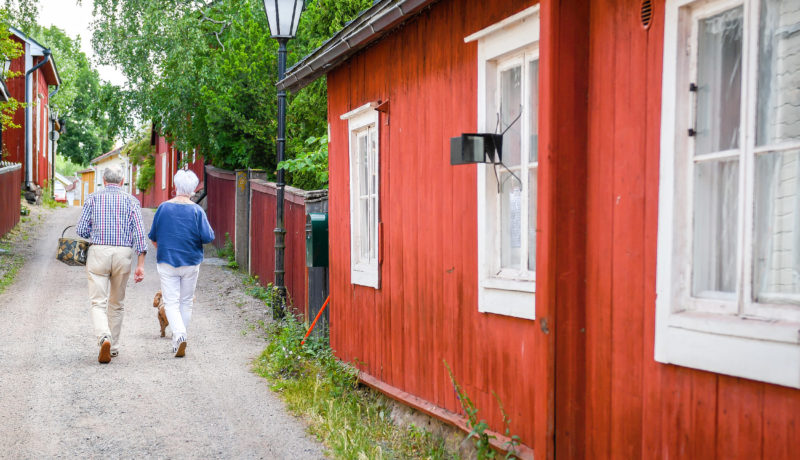 Pensionärer promenerar i Gamla stan i Ekenäs.