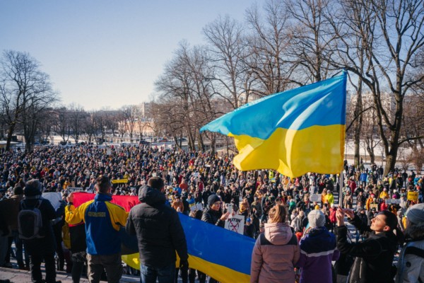 Publikhav med Ukrainas flaggor i förgrunden