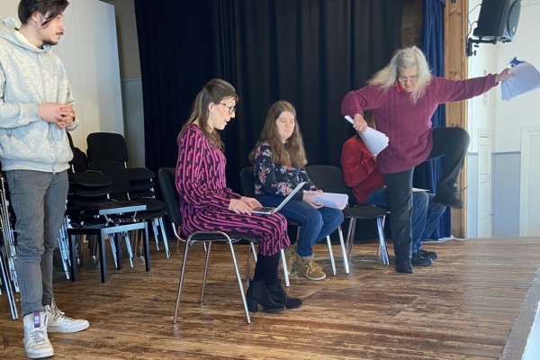 Repetitionerna är i full gång på Malmåsascenen. Oscar Söderström, Iselin Nylund och Malin Ekman avvaktar Millan Carlsons nästa steg.