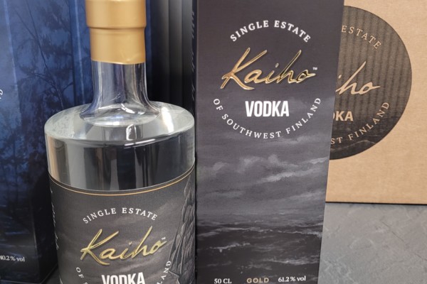 En vodkaflaska bredvid sin presentförpackning.
