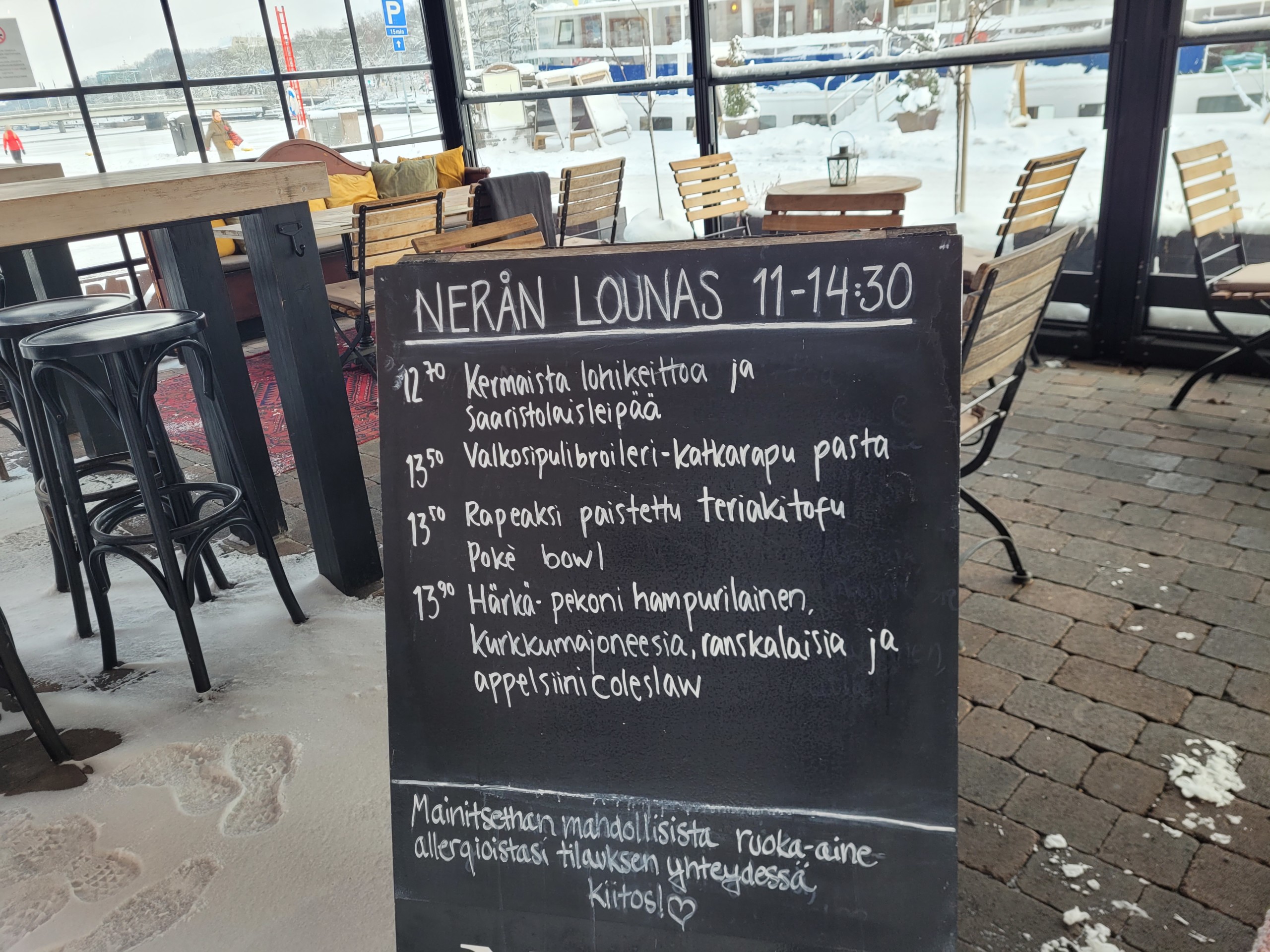 En krittavla med dagens lunchlista står utanför en restaurang.
