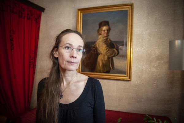 Kvinna fotograferad inomhus