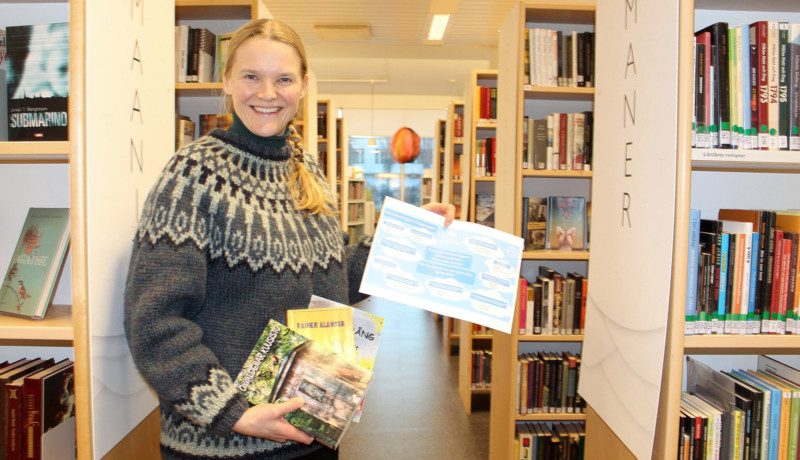 en leende kvinna i en bibliotekssal