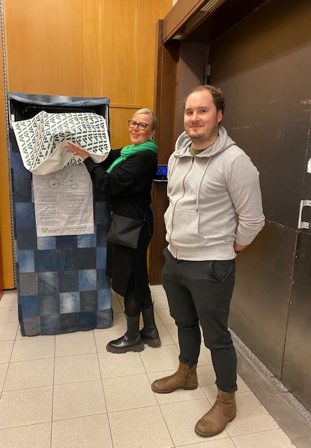 Man och kvinna vid en insamlingslåda