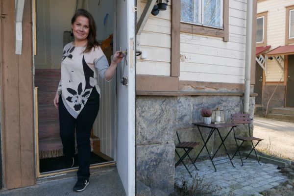 en kvinna öppnar en dörr