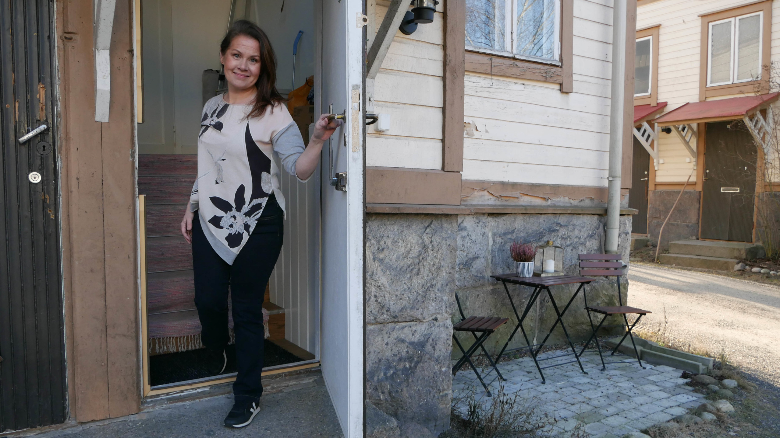 en kvinna öppnar en dörr