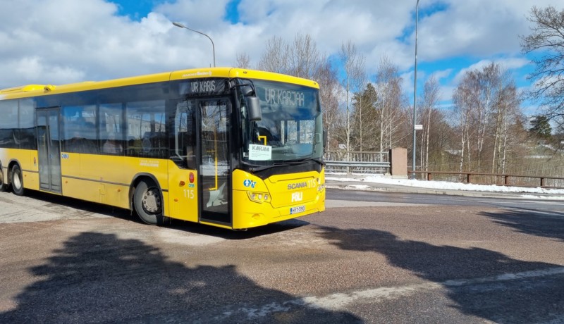 Gul buss kör över bro.