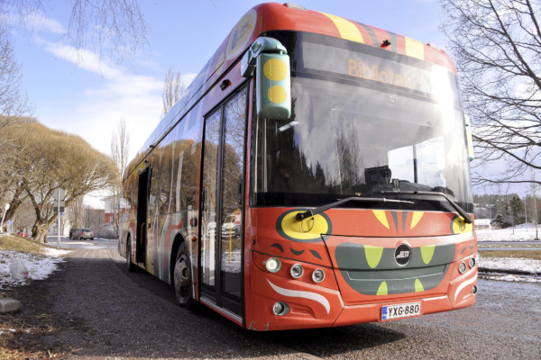 En röd buss sett framifrån
