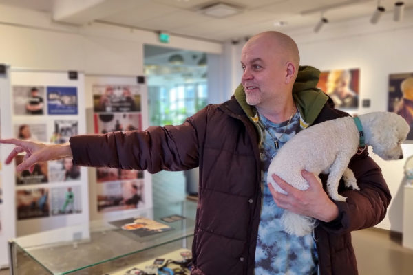 Niklas Rosström med hund i famnen