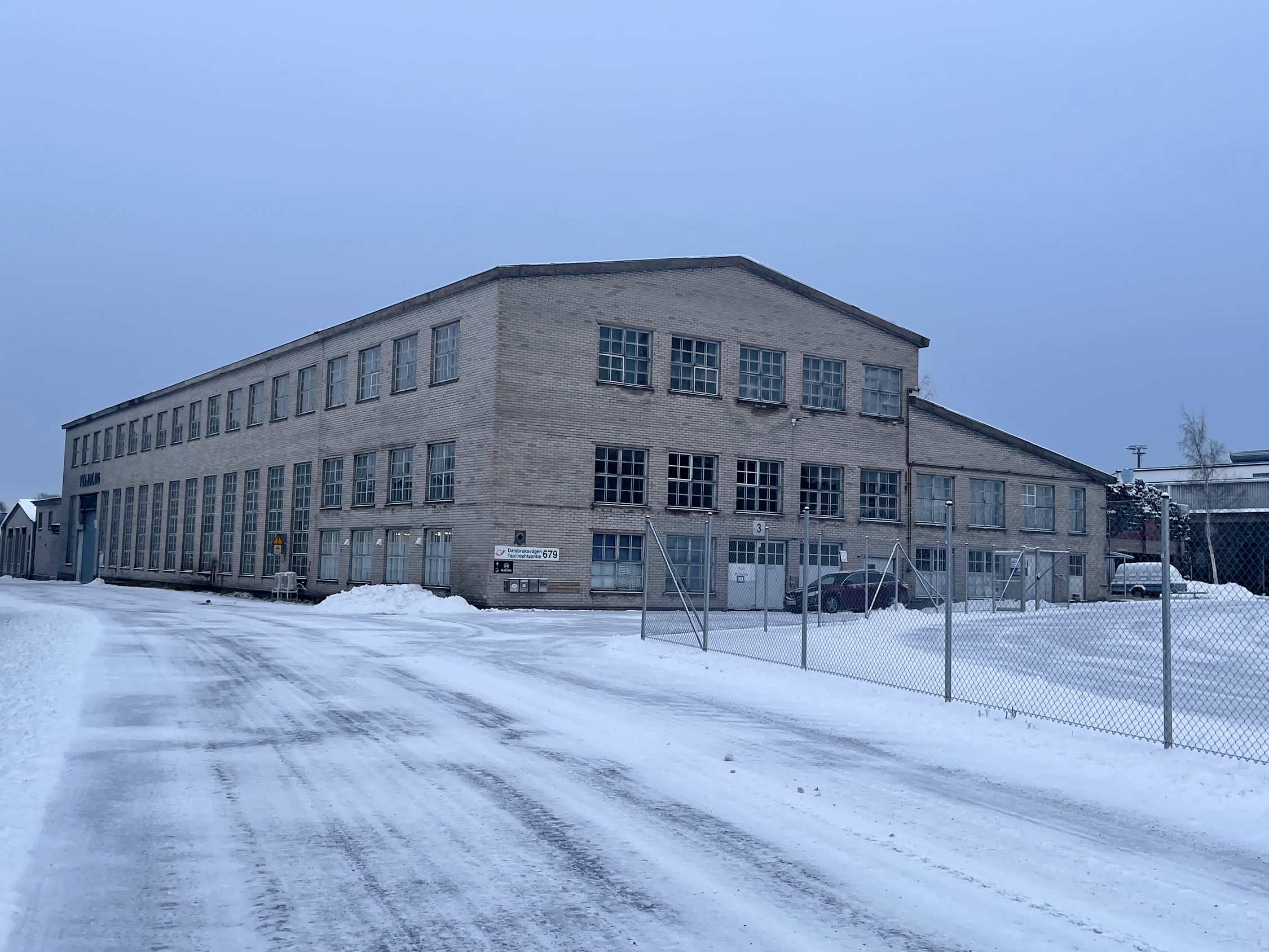 Stor brun stenbyggnad