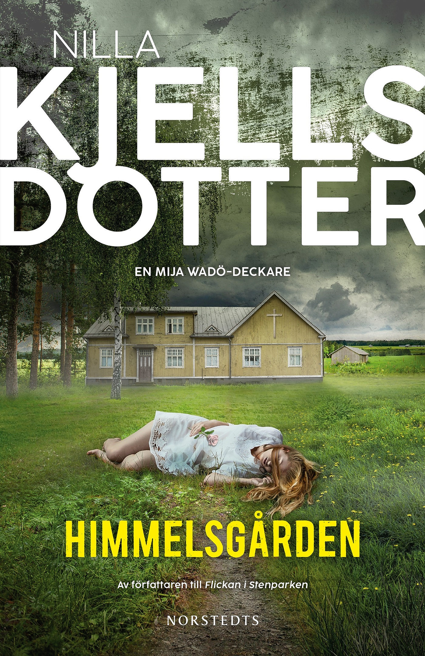 Bokomslag till "Himmelsgården". Ett lik ligger på gården framför ett egnahemshus, himlen bakom är dyster och stormig.