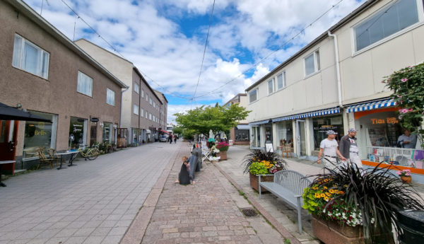 Gågatan i Hangö centrum en somrig dag