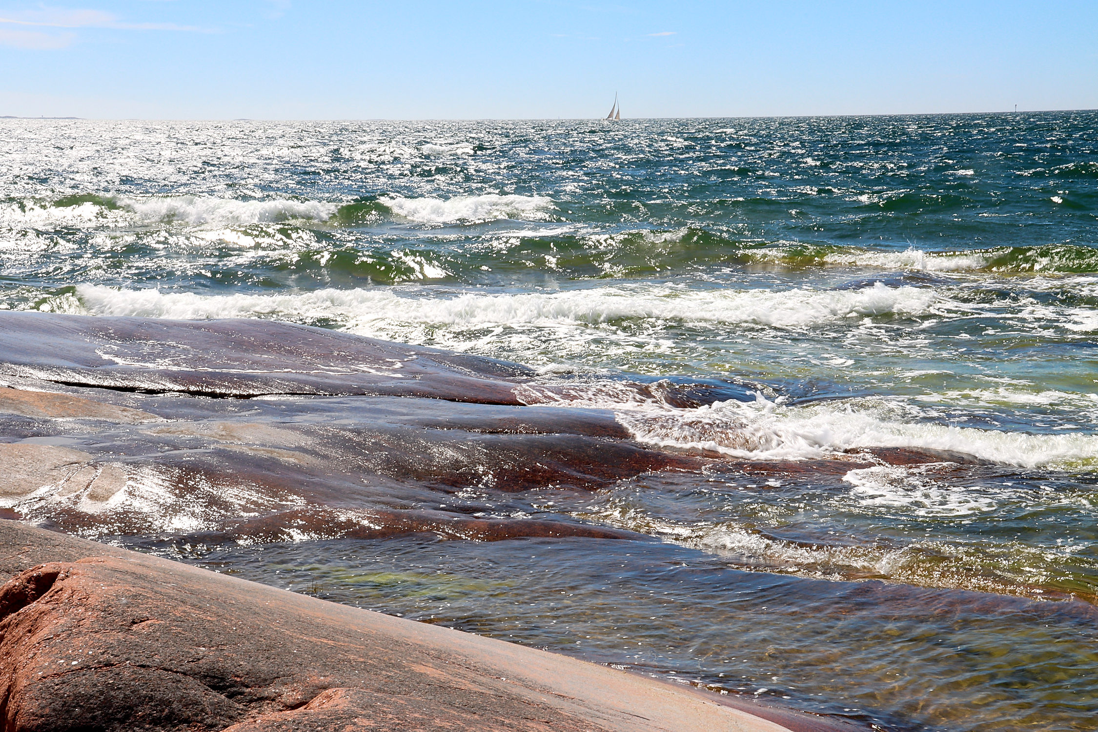 Klippig havsstrand en solig dag