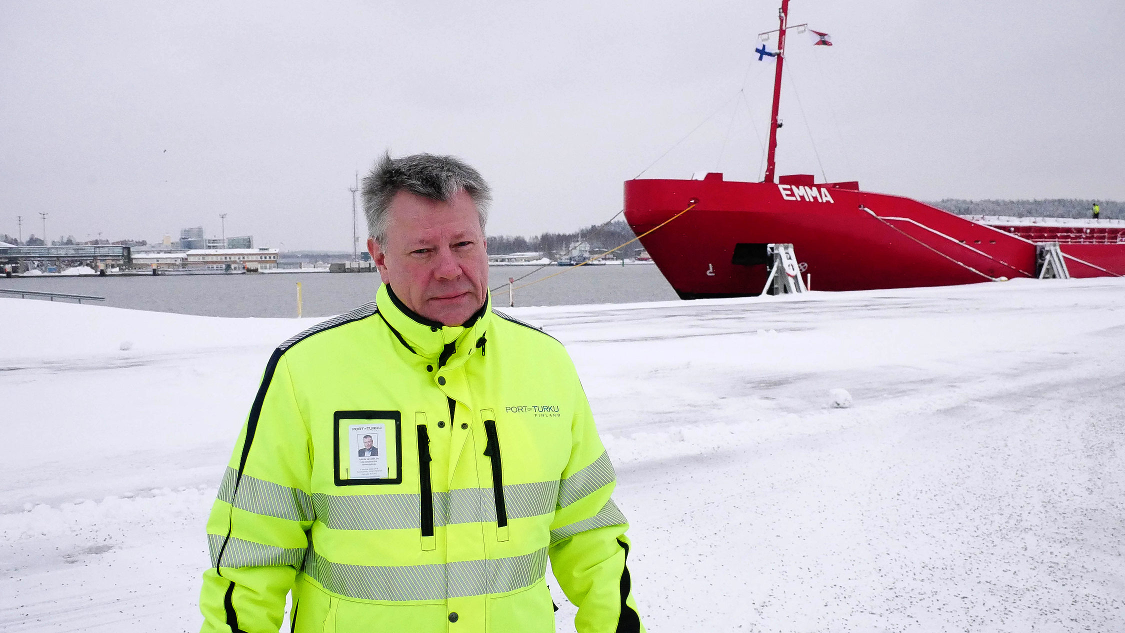 En man står i hamn framför ett fartyg