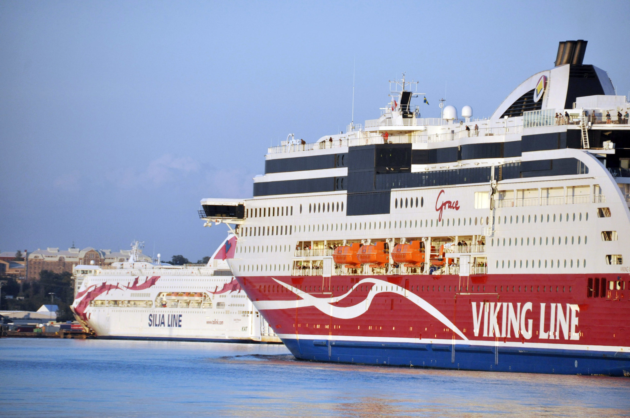 Två kryssningsfartyg på sjön