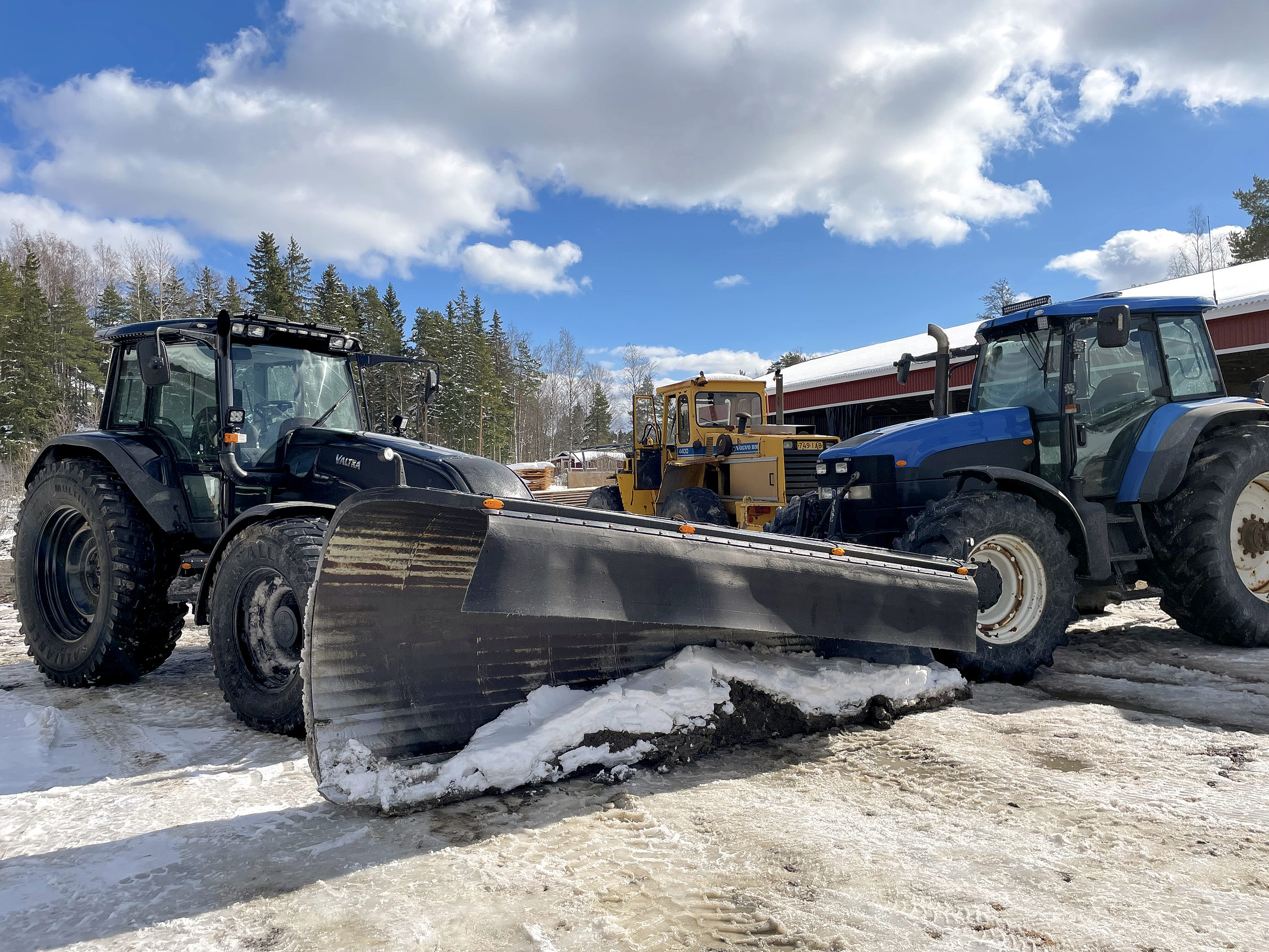 En traktor med plog