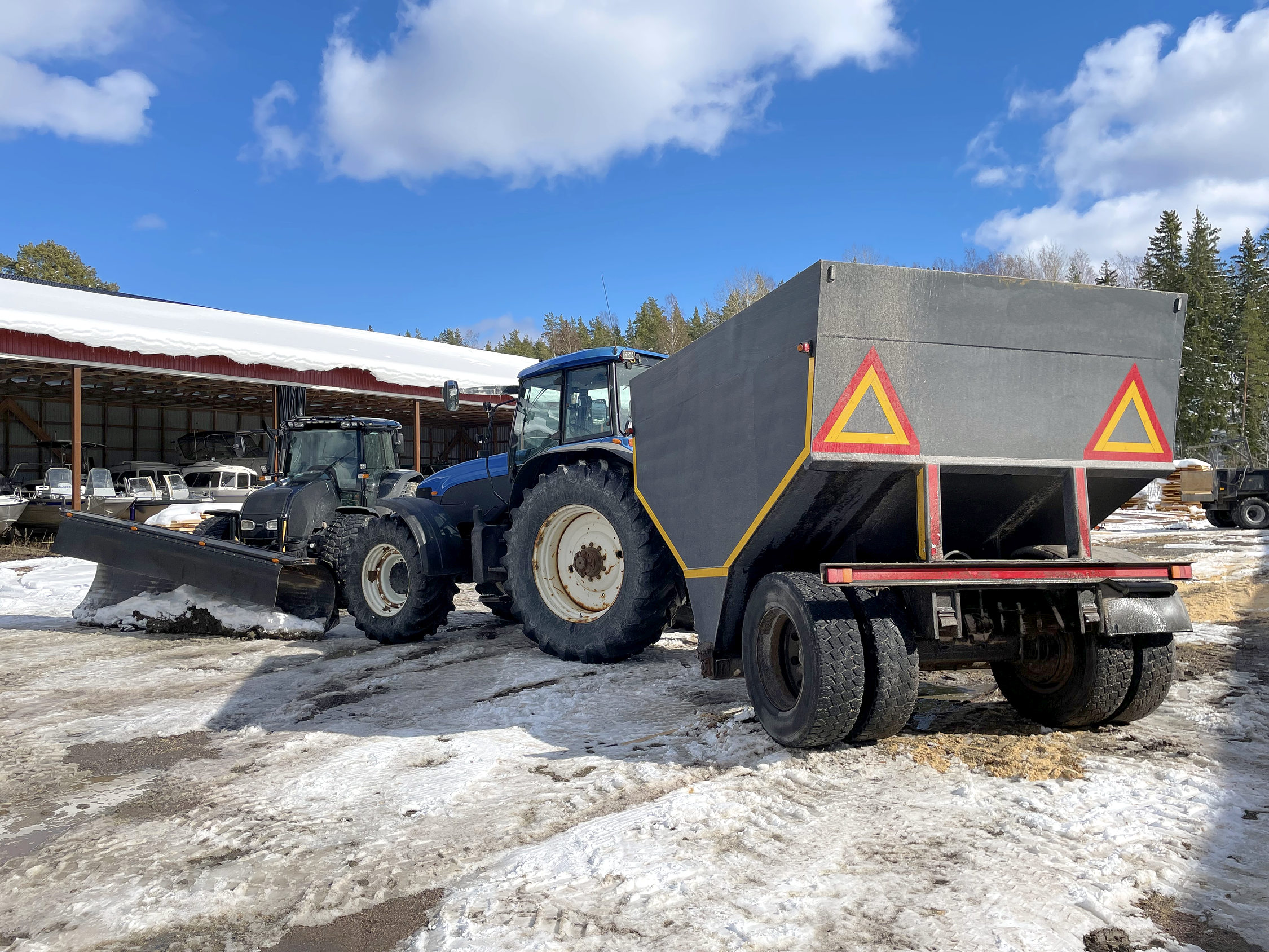 Traktor med släp avsett för sandning. 