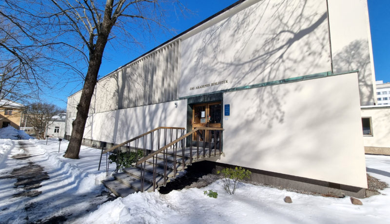 Vit byggnad en snöig och solig dag