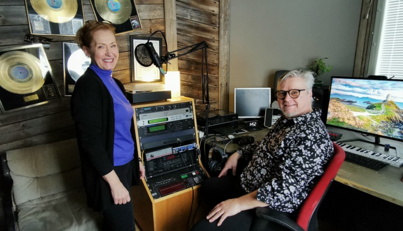 kvinna och man i studio.