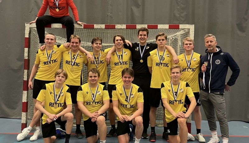 handbollslag vid ett mål.
