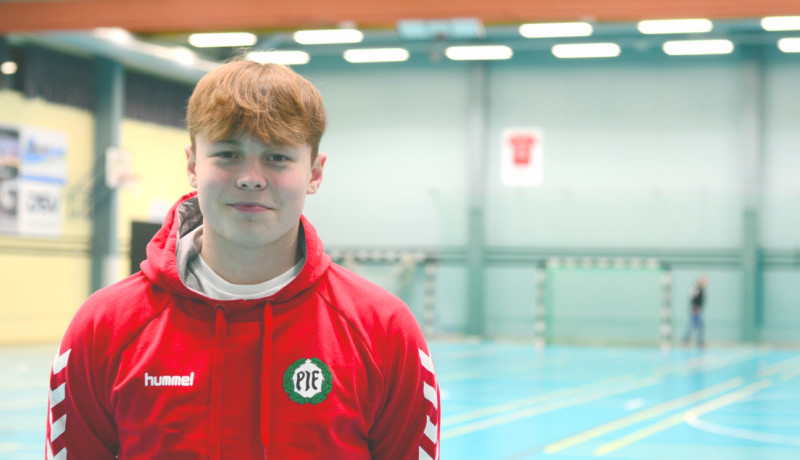 en ung handbollsspelare i en tom hall