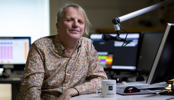Man i radiostudio.