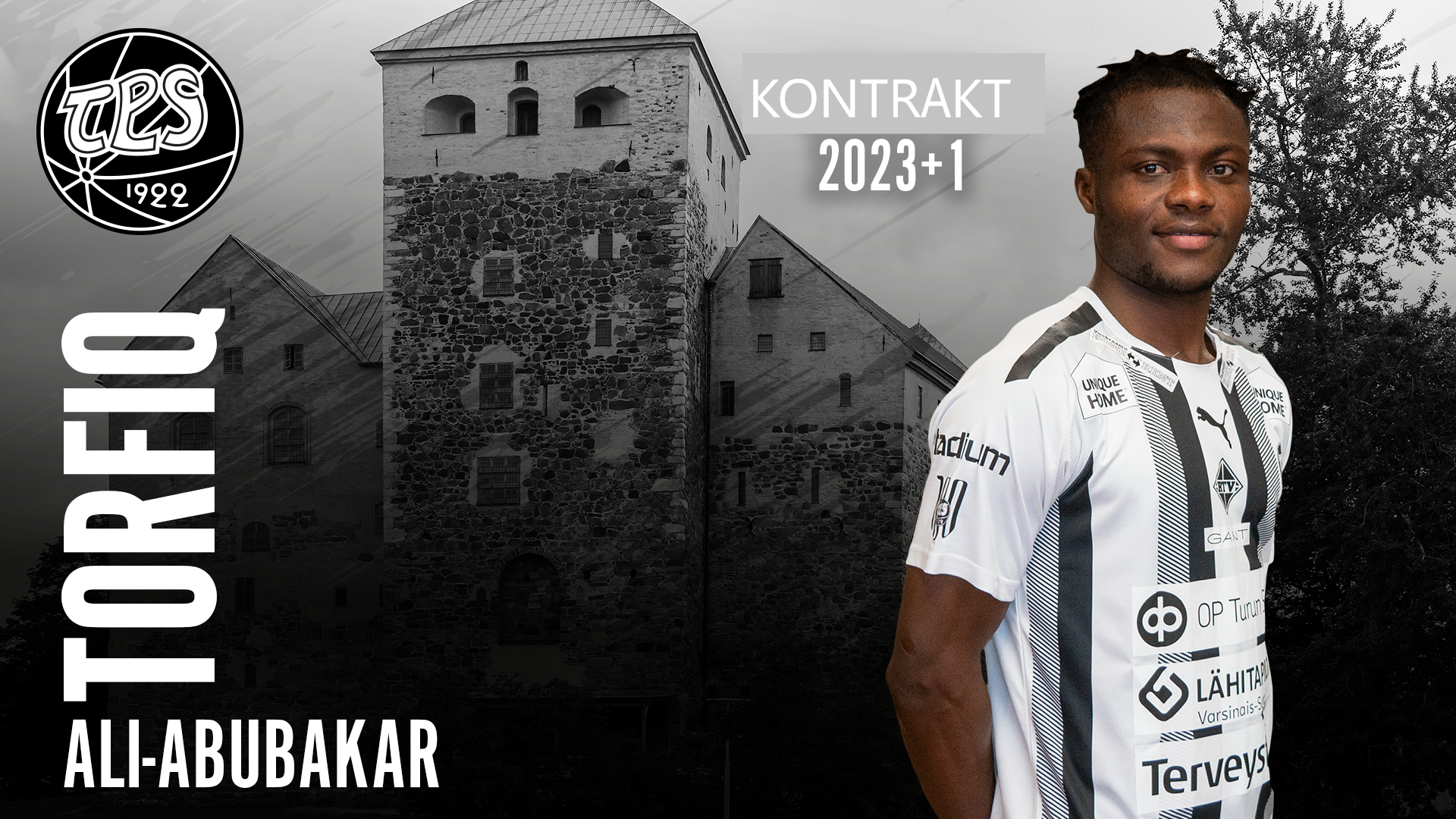 En fotbollsspelare med Åbo slott i bakgrunden.