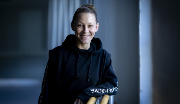 Kvinna i dansstudio.