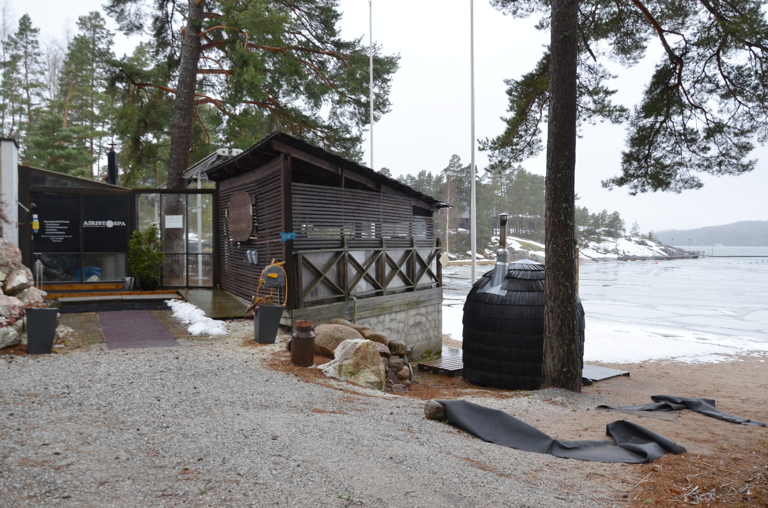 en vintrig vy över en strand med bastubyggnader