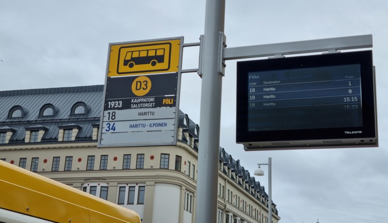 En infoskylt på en busshållplats