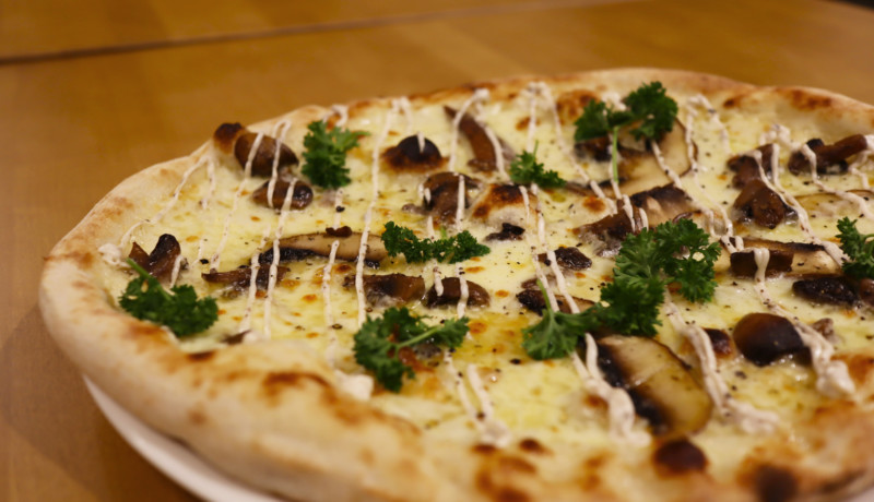 Närbild på nybakt pizza