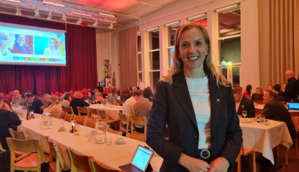 kvinnlig politiker på valvaka