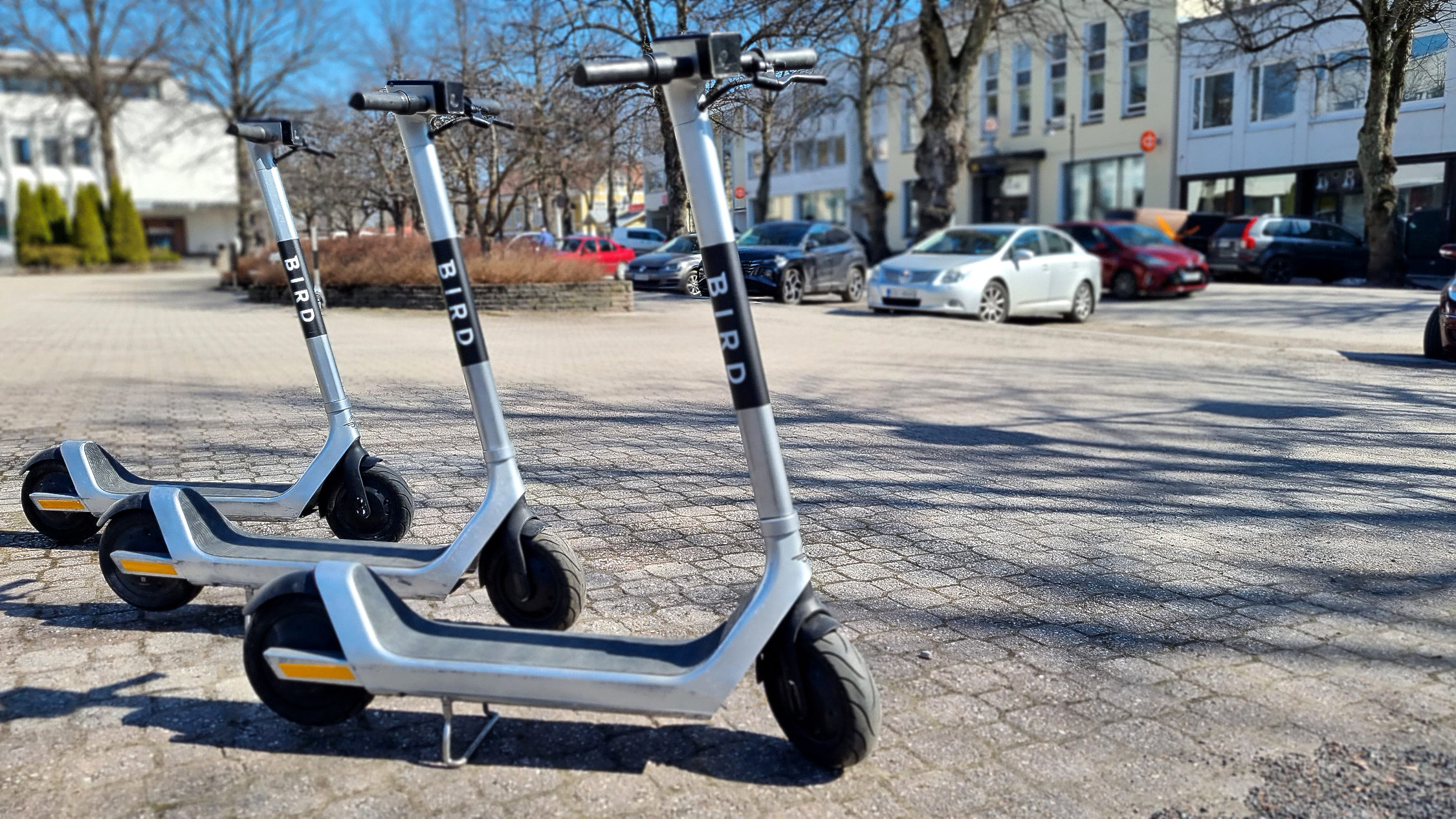 Elsparkcyklar på rad.