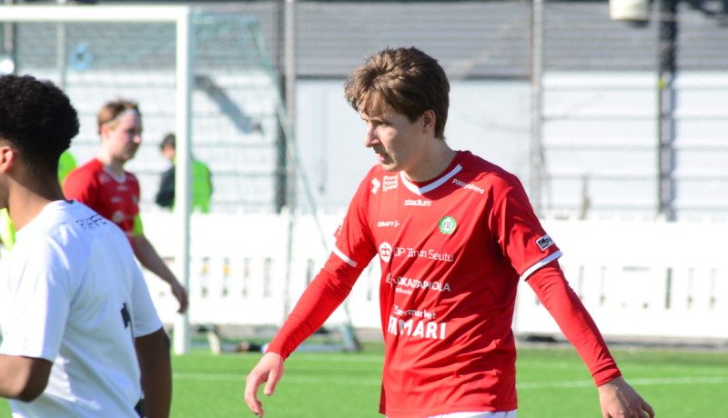 en fotbollsspelare i röd tröja