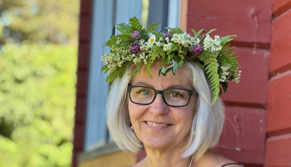 Kvinna med blosterkrans på huvudet.