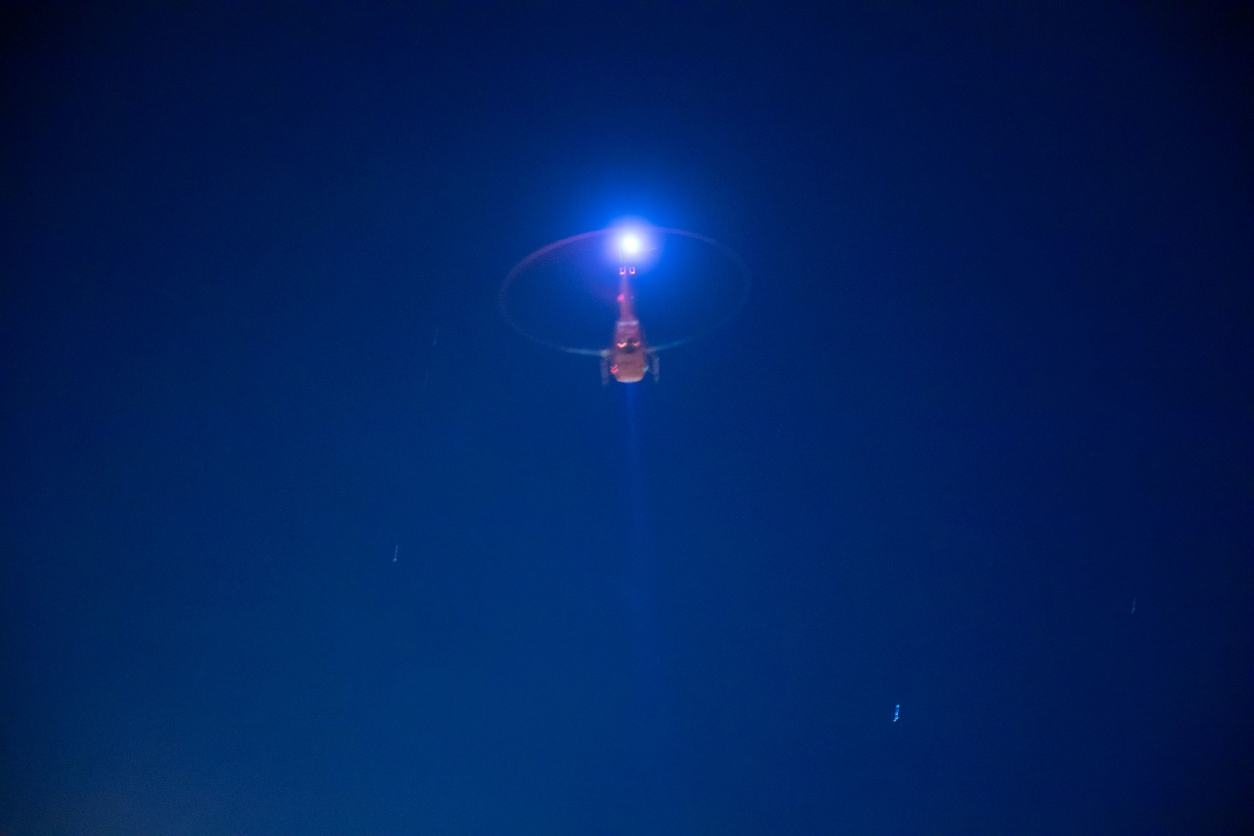 helikopter på blå himmel