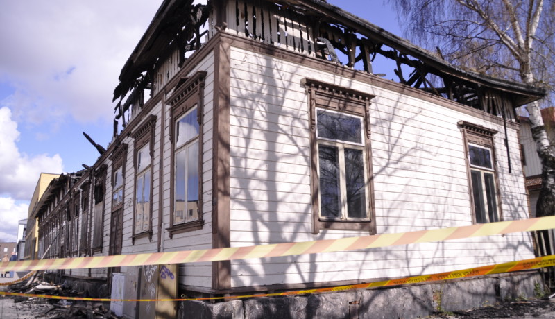 ett brandskadat hus