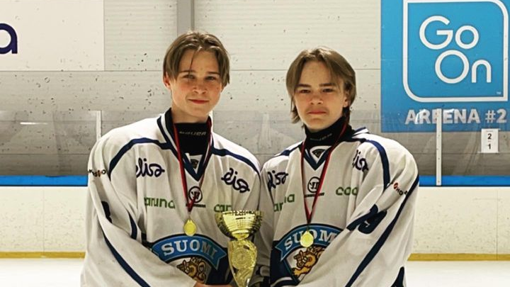 Hockeyspelare med pokal.