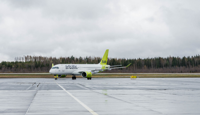 Flygplan i grått väder.