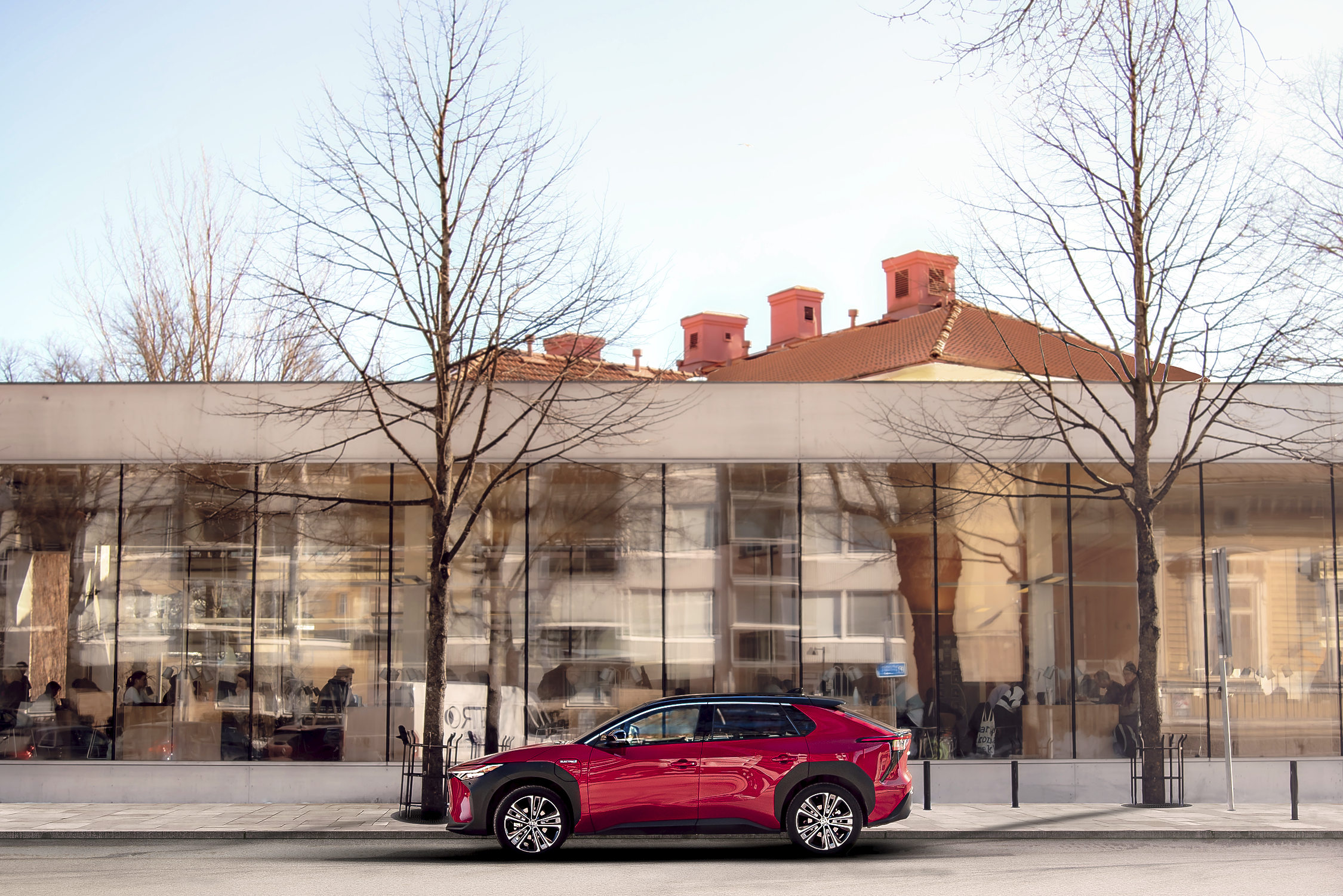 Bil parkerad framför Åbo stadsbibliotek.