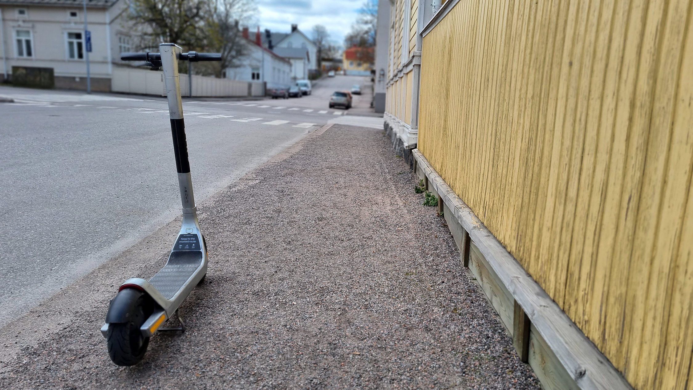 Elsparkcykel på trottoar.