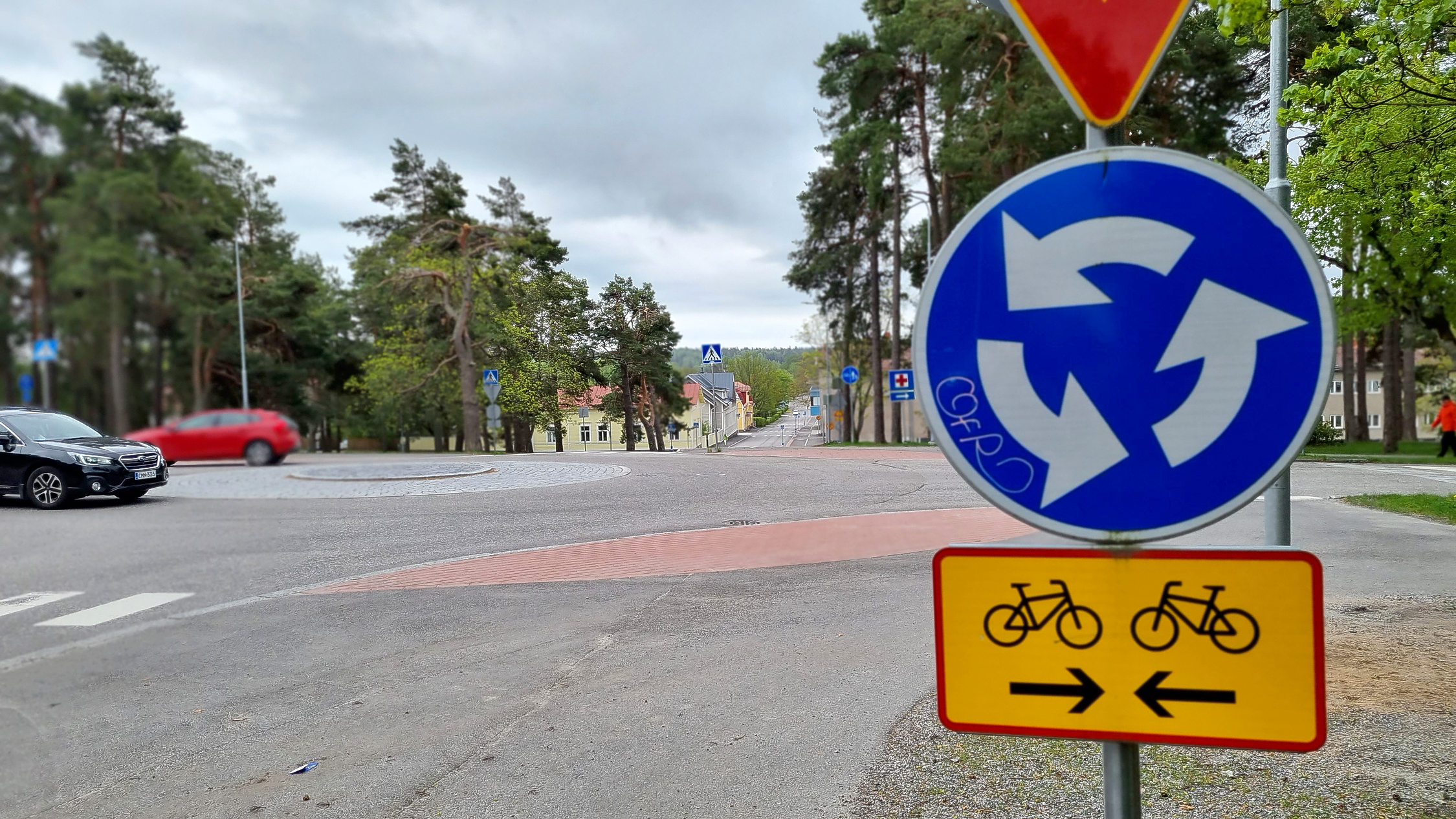 En rondell utan upphöjd refuge i mitten och ett trafikmärke för rondell