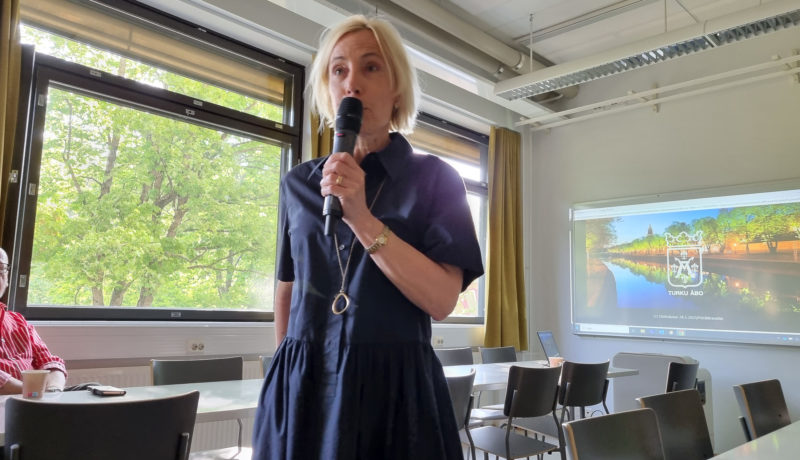 Kvinna med mikrofon.